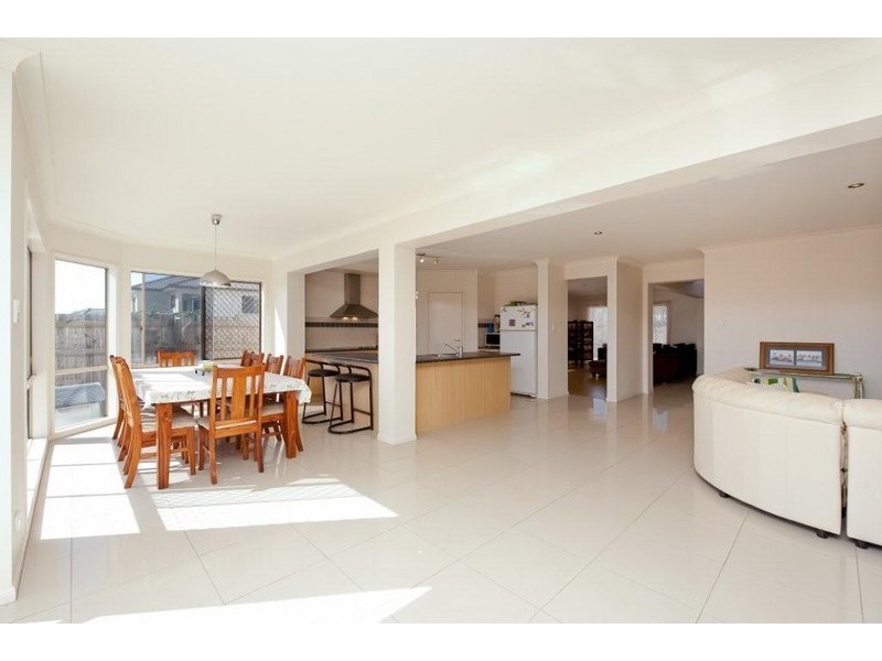 8 Waterview Ct, Springfield Lakes QLD 4300