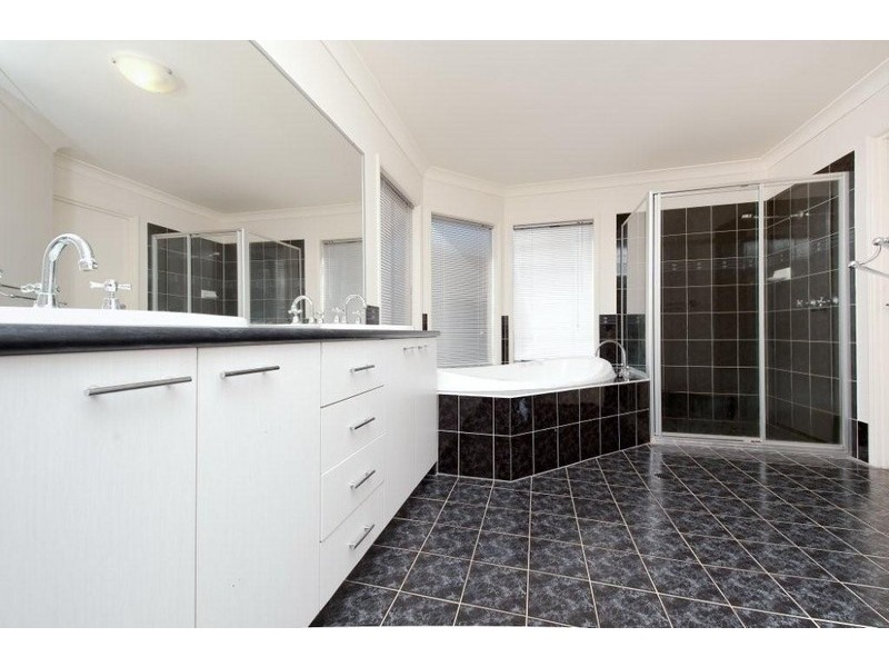 8 Waterview Ct, Springfield Lakes QLD 4300
