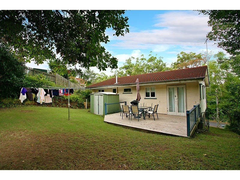 1 Roseglen St, Greenslopes QLD 4120