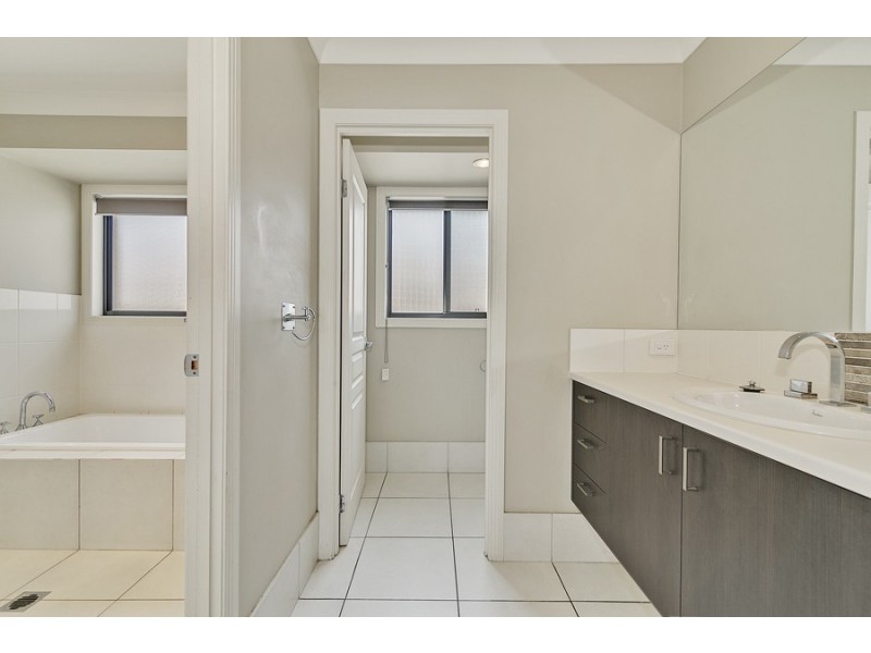 39 Riverside Tce, Windaroo QLD 4207
