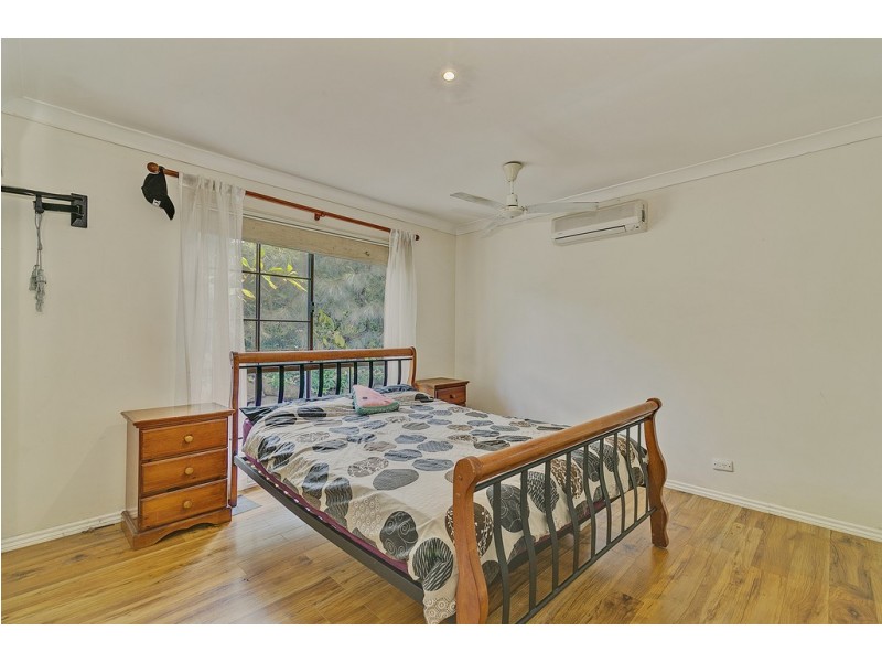 8 Duesbury Cres, Edens Landing QLD 4207