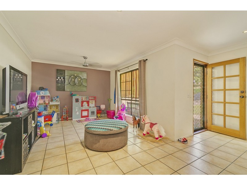 8 Duesbury Cres, Edens Landing QLD 4207