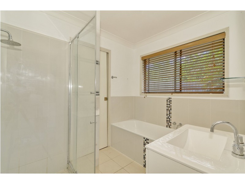 8 Duesbury Cres, Edens Landing QLD 4207