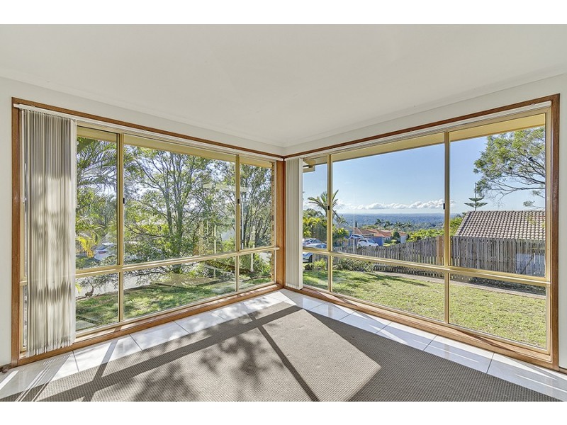 27 Hillside Cres, Edens Landing QLD 4207