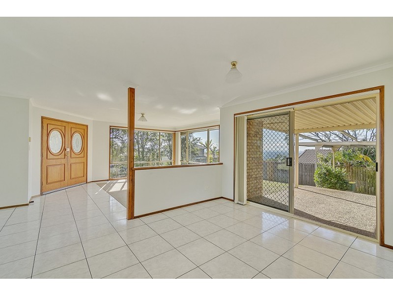 27 Hillside Cres, Edens Landing QLD 4207