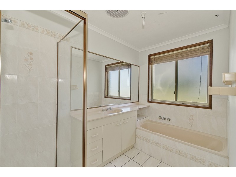 27 Hillside Cres, Edens Landing QLD 4207