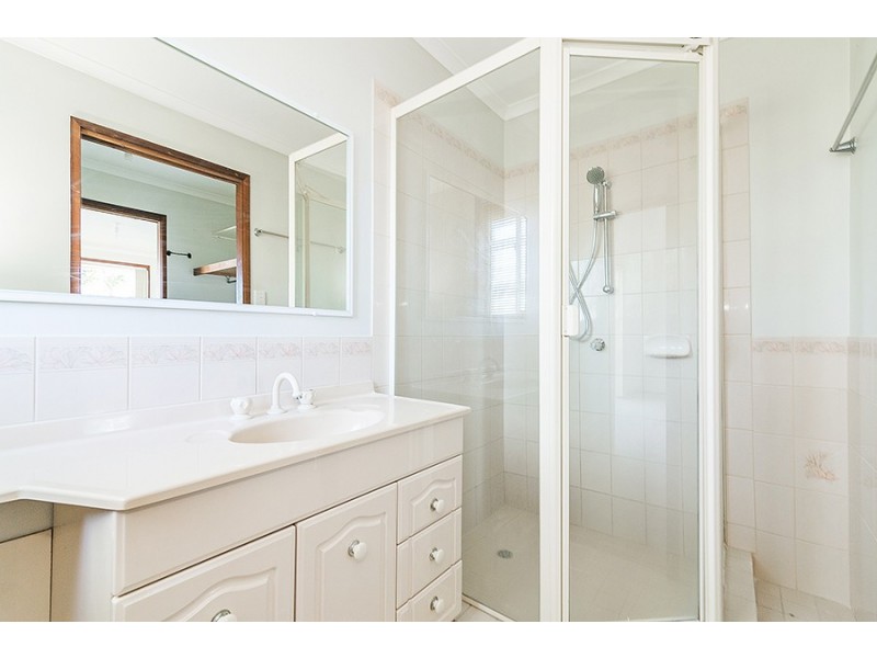 27 Hillside Cres, Edens Landing QLD 4207