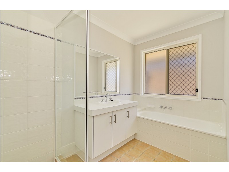 6 Vella Place, Edens Landing QLD 4207