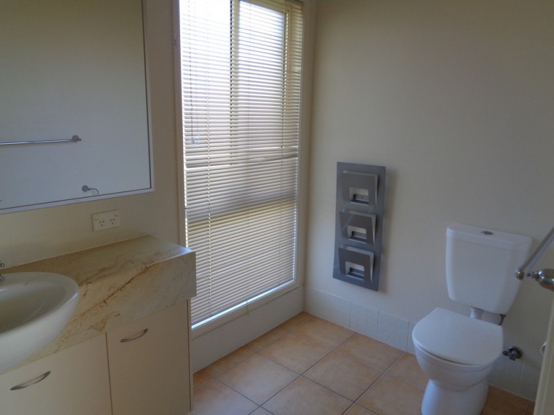 8 Bella Vista Cct, Edens Landing QLD 4207