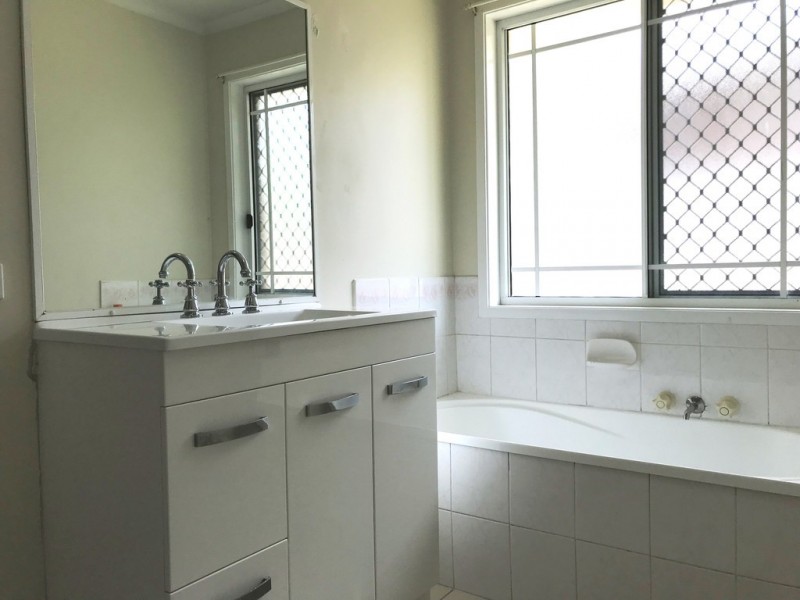 16 Eira Cres, Edens Landing QLD 4207