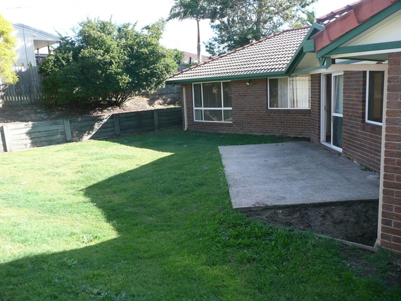 8 Holliday Drive, Edens Landing QLD 4207