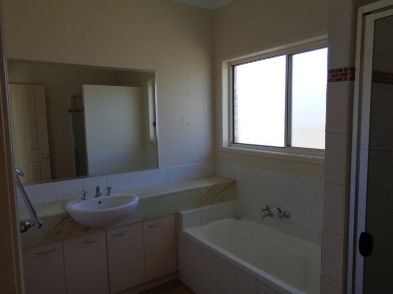 8 Bella Vista Cct, Edens Landing QLD 4207