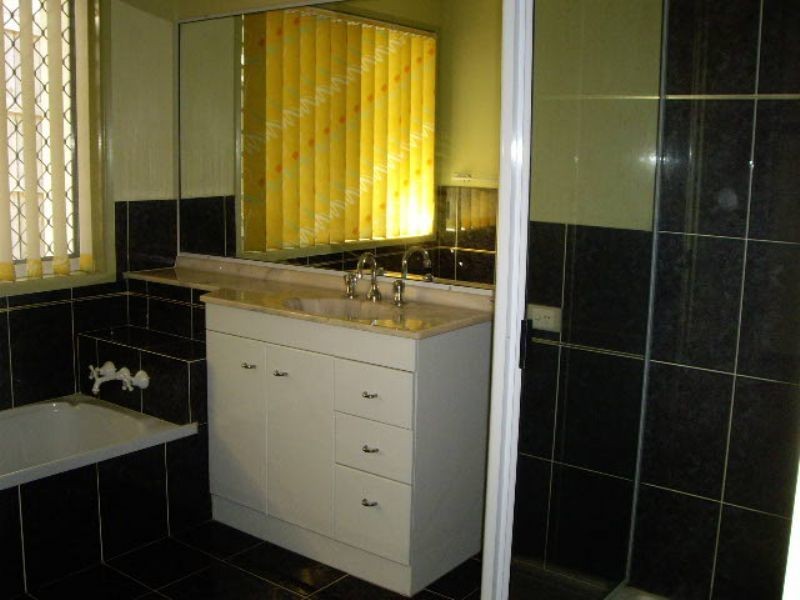 3 Hillside Cres, Edens Landing QLD 4207