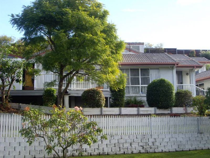 3 Hillside Cres, Edens Landing QLD 4207