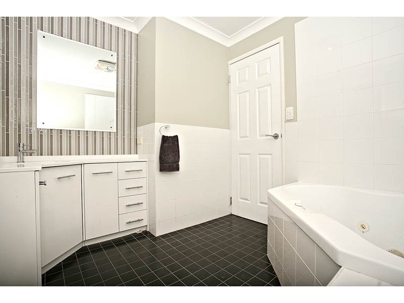 18 Kaiser Drive, Windaroo QLD 4207