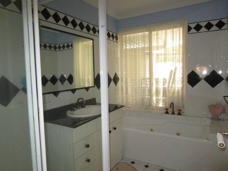 27 Grehan Cres, Mount Warren Park QLD 4207