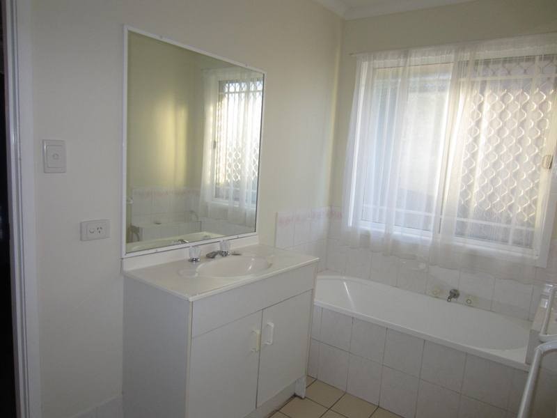 16 Eira Cres, Edens Landing QLD 4207