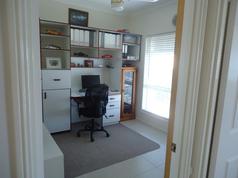 1 Valerie Close, Edens Landing QLD 4207