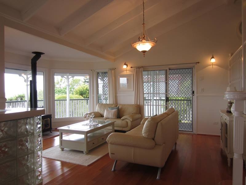 1 Valerie Close, Edens Landing QLD 4207