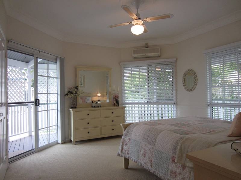 1 Valerie Close, Edens Landing QLD 4207