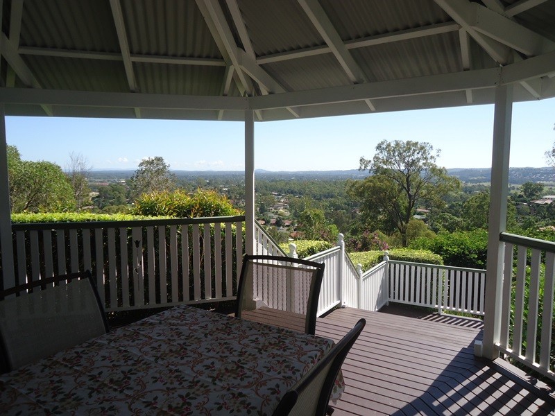 1 Valerie Close, Edens Landing QLD 4207