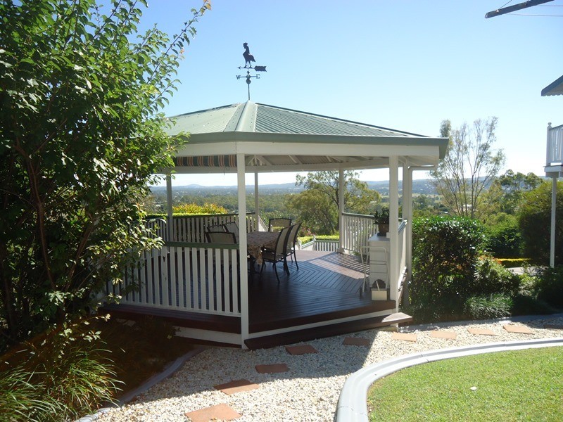 1 Valerie Close, Edens Landing QLD 4207