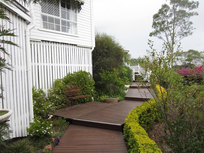 1 Valerie Close, Edens Landing QLD 4207