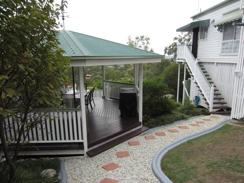 1 Valerie Close, Edens Landing QLD 4207