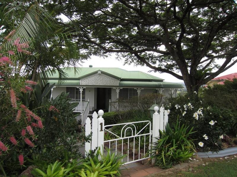 1 Valerie Close, Edens Landing QLD 4207