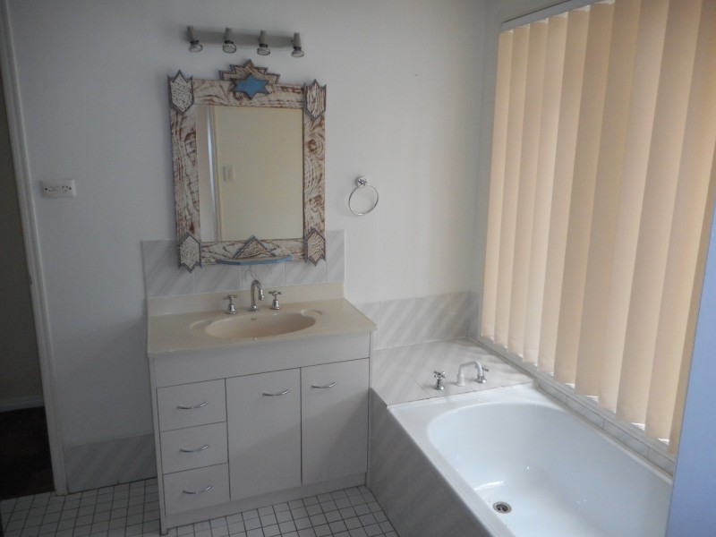 3 Lintrose Crt, Edens Landing QLD 4207