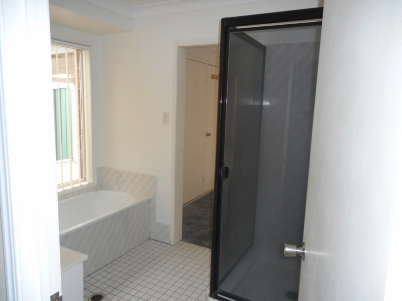 3 Lintrose Crt, Edens Landing QLD 4207