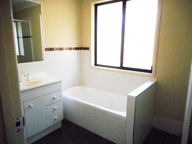 7 Hillside Cres, Edens Landing QLD 4207