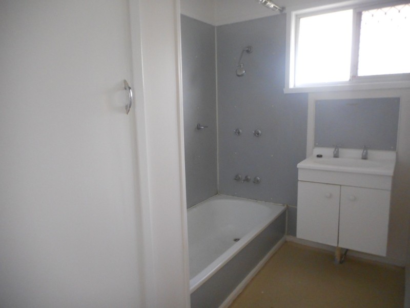 2 Roebuck Ave, Eagleby QLD 4207