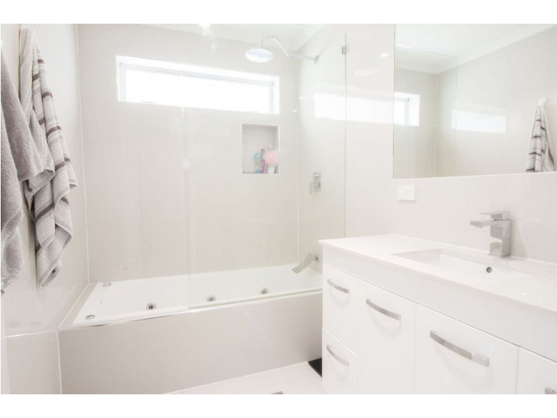 8 Kuter Court, Edens Landing QLD 4207
