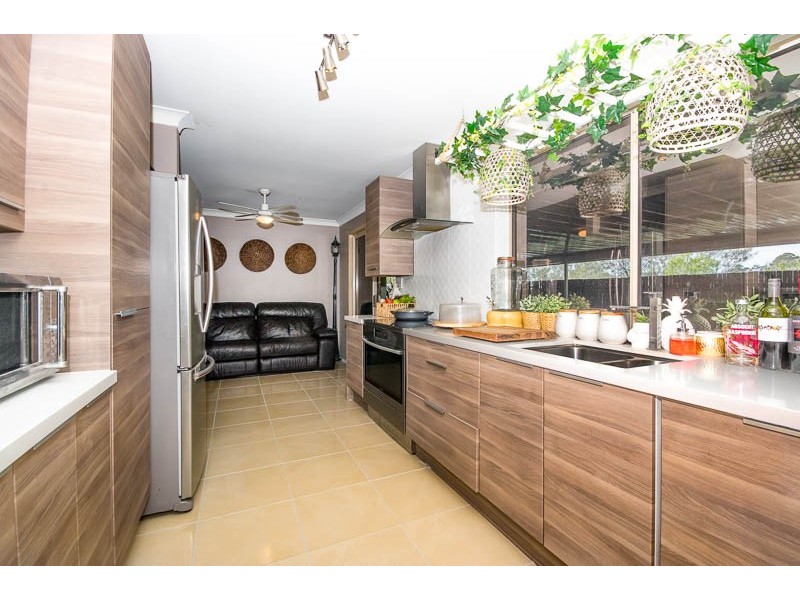 14 Duesbury Cres, Edens Landing QLD 4207