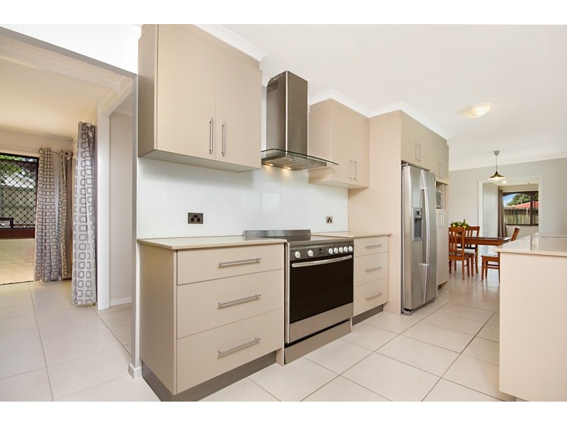 2 Whitfield Avenue, Springwood QLD 4127