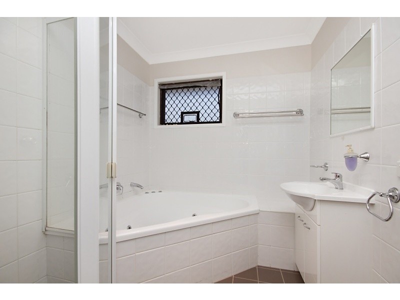 2 Whitfield Avenue, Springwood QLD 4127