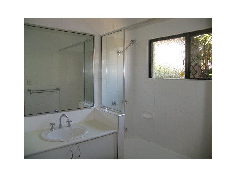 8 Ferngully St, White Rock QLD 4868