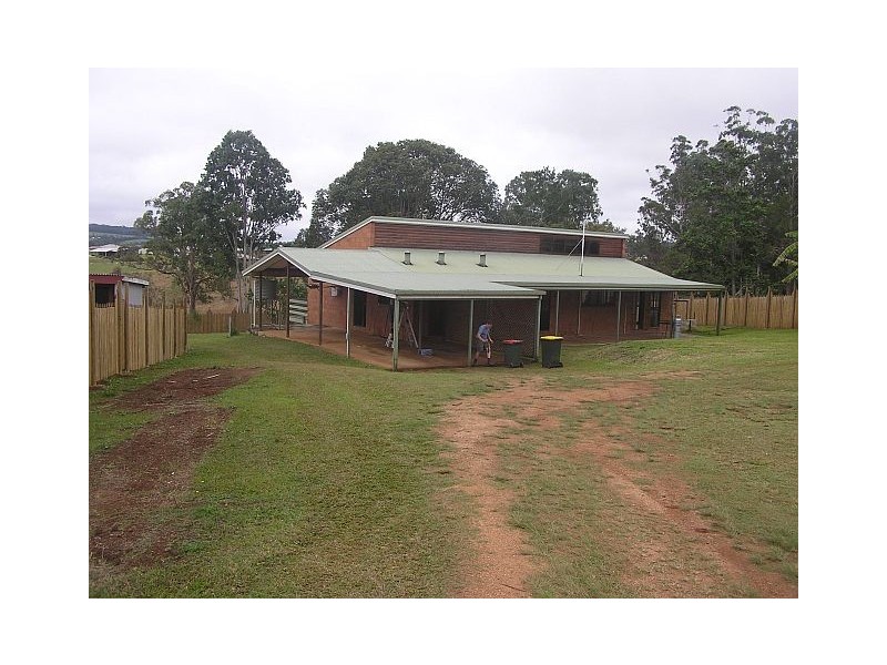 8 Oak St, Yungaburra QLD 4884