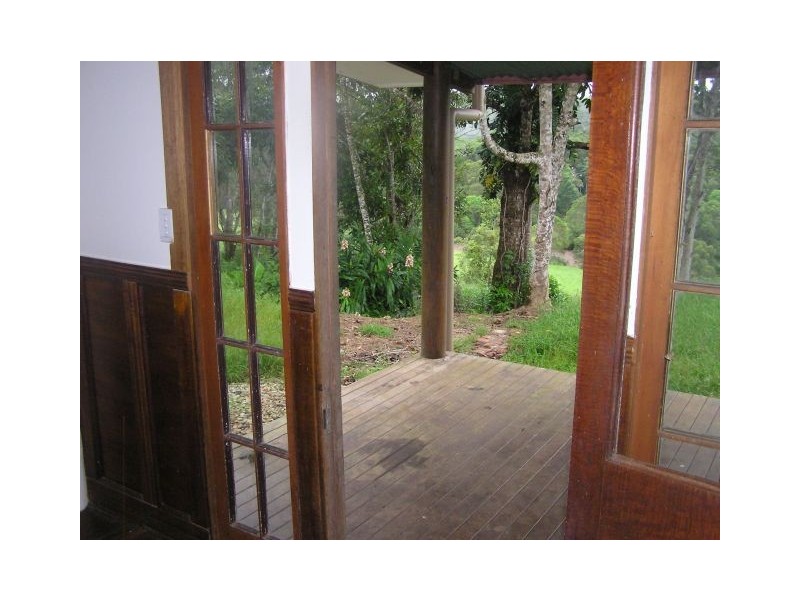 217 Winfield Rd, Lake Eacham QLD 4884