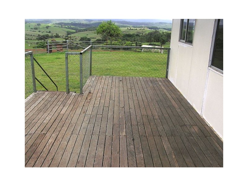 196 Powley Rd, Lake Barrine QLD 4884