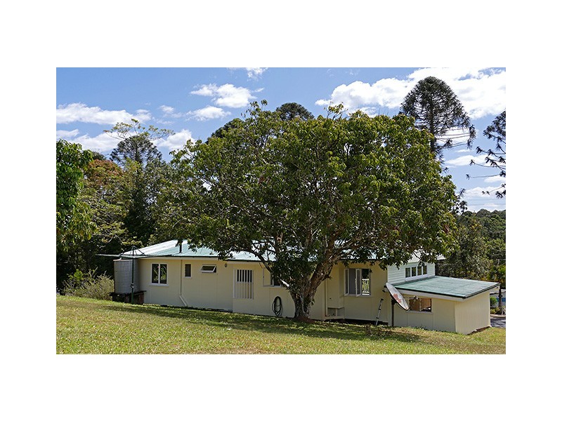27 Park Ave, Malanda QLD 4885