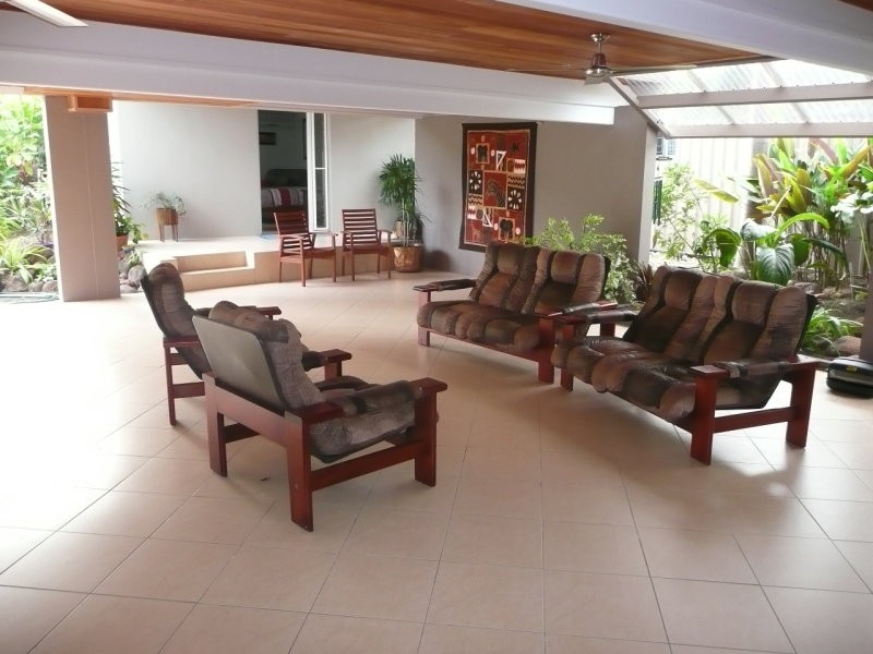 8 Talpa Close, Palm Cove QLD 4879