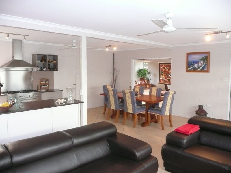 8 Talpa Close, Palm Cove QLD 4879