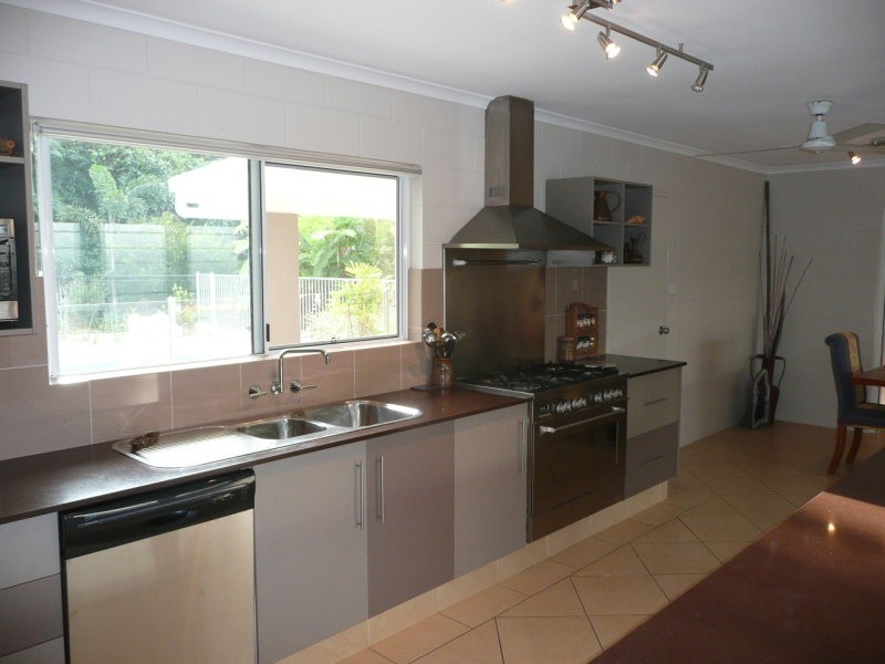 8 Talpa Close, Palm Cove QLD 4879