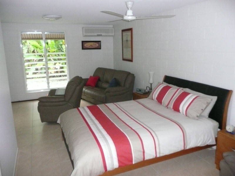 8 Talpa Close, Palm Cove QLD 4879