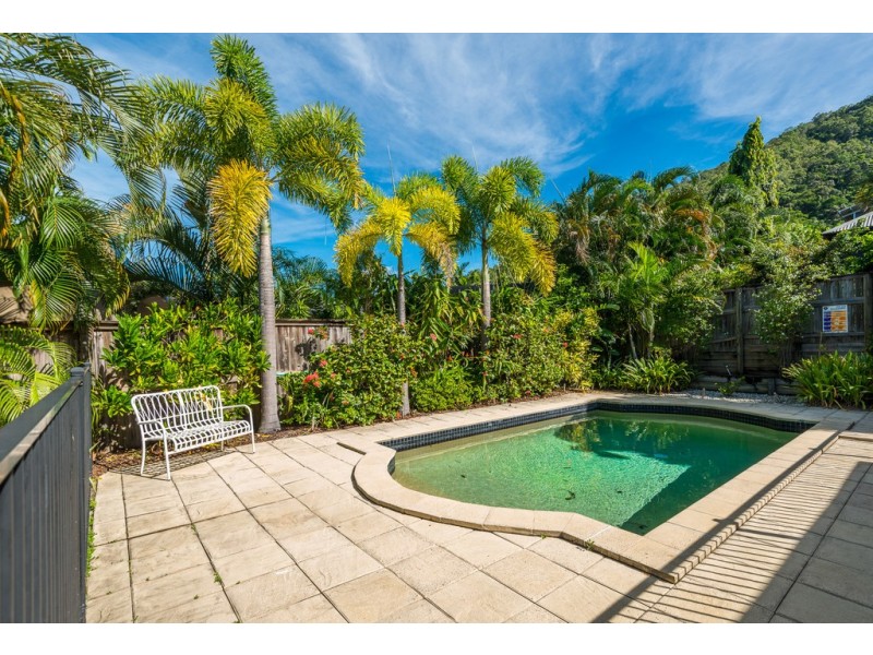 9 EVERGLADES STREET, Palm Cove QLD 4879
