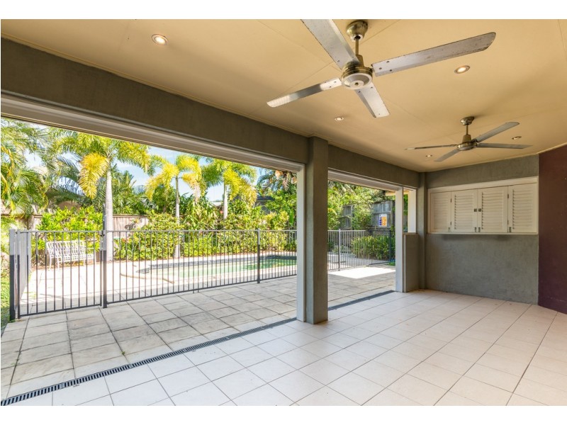 9 EVERGLADES STREET, Palm Cove QLD 4879