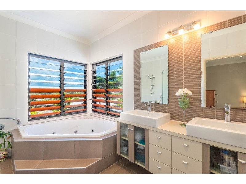 27 Savannah Street, Palm Cove QLD 4879