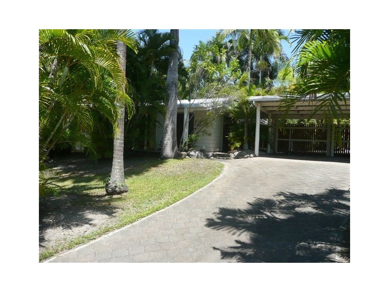 33 Thais St, Palm Cove QLD 4879